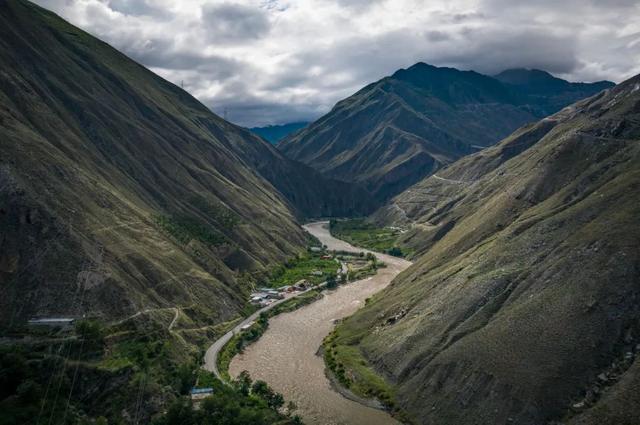 长江起源于哪里，长江起源于哪里流经哪些省（亚洲第一长河——长江）