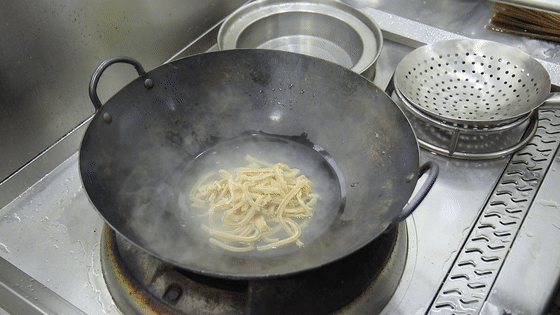 老式酸辣肚丝汤做法，大厨教你天冷该喝什么