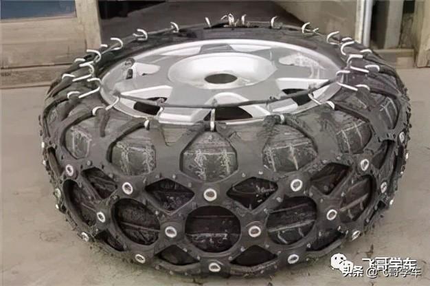 汽车轮胎防滑链有哪些型号，车轮防滑链是钢条的好还是皮质的好