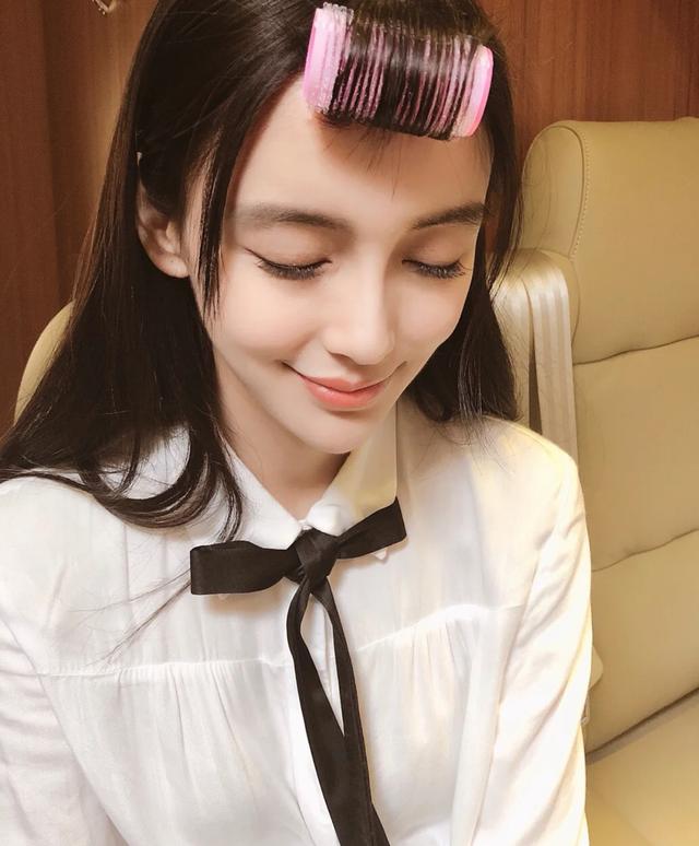 中长齐刘海卷发，章若楠卷发齐刘海