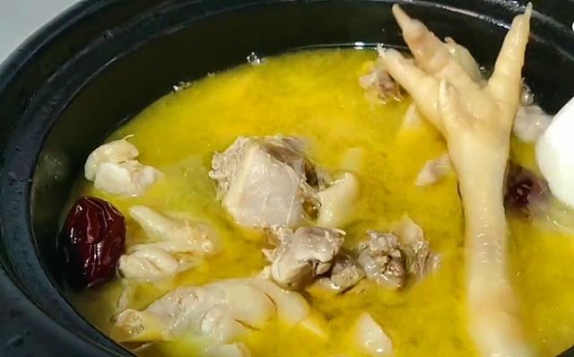 清炖鸡汤放什么材料，清炖鸡汤里面都要放什么（炖鸡汤要牢记“3放3不放”）