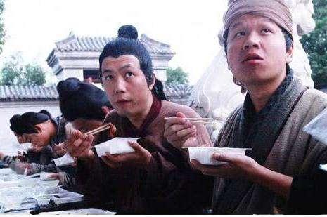为什么拍戏都要去横店，横店群演为什么那么多（是什么原因让这么多的少年都来横店跑龙套呢）
