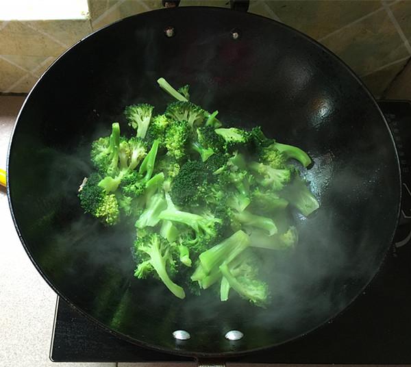 西兰花炒鸡蛋最好吃的做法，家里一周吃三次的素食美味