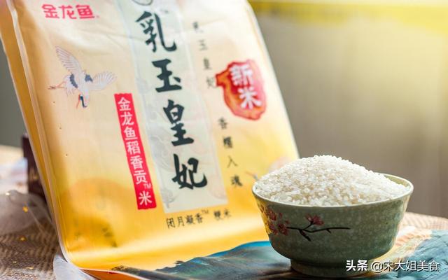 蚕豆怎样炒才最好吃，饭店大厨教我一招