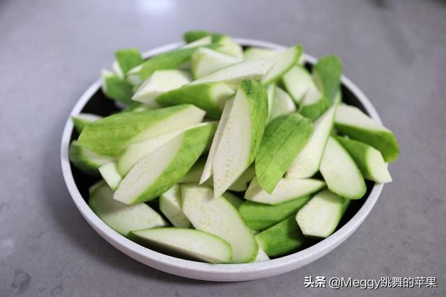 海蜇真的超美味，这菜只在陆地长