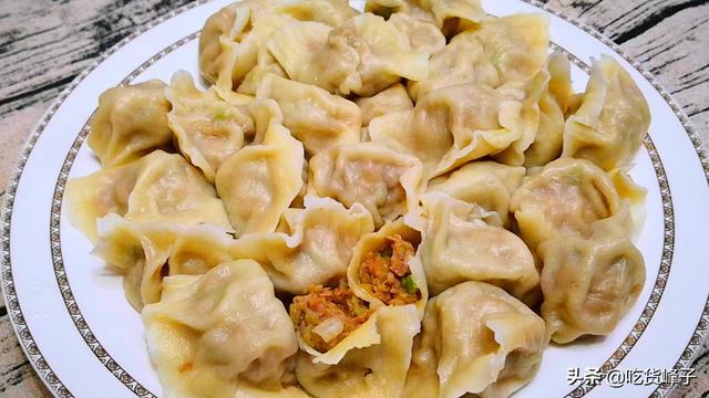 冻饺子煮多长时间，煮冻饺子时最忌水开下锅（冻饺子煮多长时间为宜）