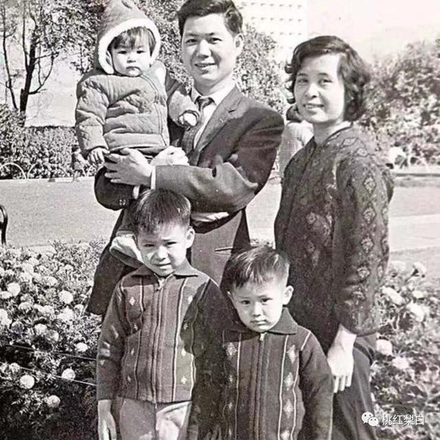 伍咏薇定居北京，从小服务员做到港圈