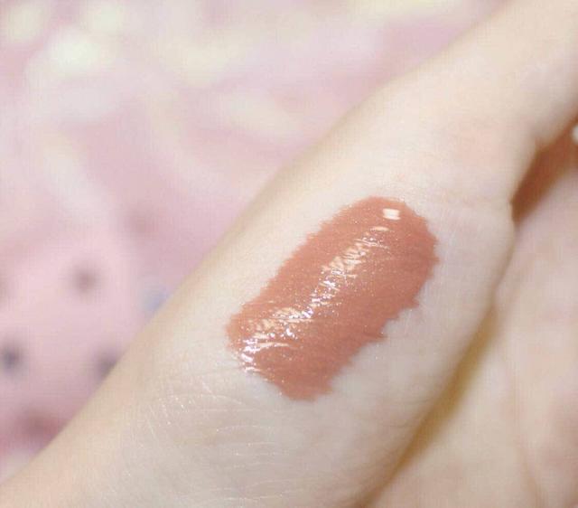 腮红膏哪个好用又持久不掉色，腮红膏它的优点是与肌肤更贴合