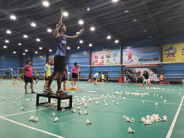 能打篮球的房间推荐，289m²现代轻奢风/地下室打造一个篮球空间/杭州别墅设计