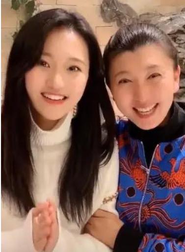 闫学晶今年多少岁，51岁闫学晶去山东农村商演照曝光