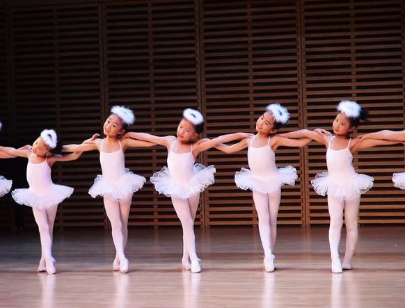 钟汉良与妹妹合照，兄妹之间能有多不像