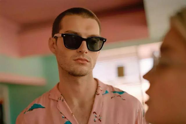 太阳镜怎么挑选，怎么选择适合自己的太阳镜（夏天开车阳光刺眼）