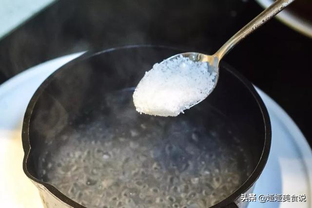 制作咸鸭蛋最简单的方法，想吃咸鸭蛋不用买
