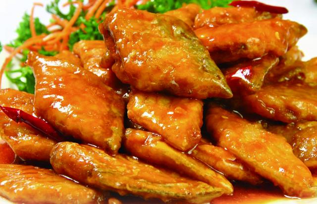 红烧带鱼怎么做好吃又简单，红烧带鱼的家常做法简单又好吃（红烧带鱼怎么做）