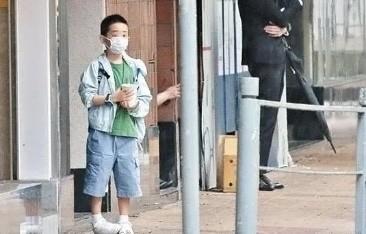 網友偶遇陳小春和大兒子，陳小春高冷訓練小小春遊泳，畫面太有趣 娛樂八卦吃瓜 第7张