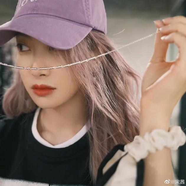奶奶灰头发图片女，奶奶灰挂耳染发短发lisa同款