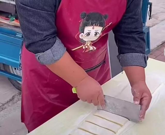 膨松剂炸油条配方，复合膨松剂制作油条方法（做出跟市面一样金黄松软油条）