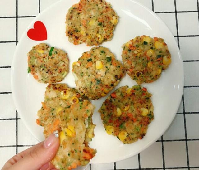 低脂肪高营养鸡肉蔬菜饼，好吃还能帮你掉秤的蔬菜鸡肉饼