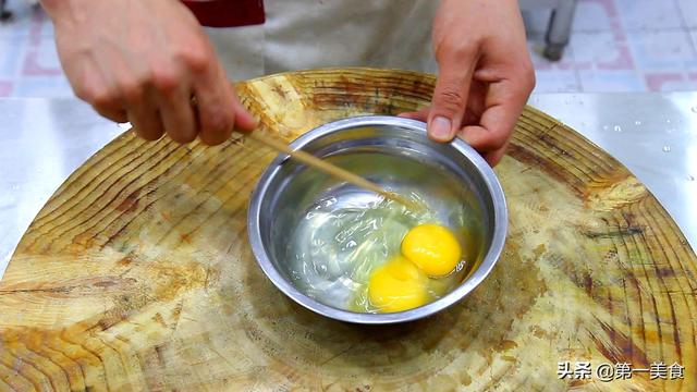 菠萝炒饭最简单做法，米饭里加半个菠萝