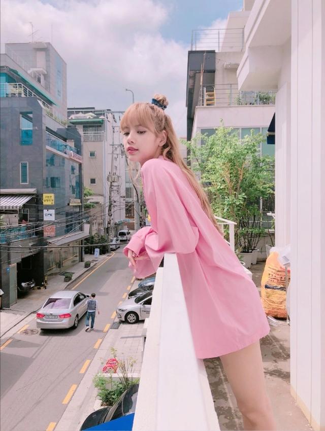 Lisa彩妝大片釋出，一襲夢幻紫色連衣裙，瞬間化身「人間芭比」 娛樂八卦吃瓜 第10张