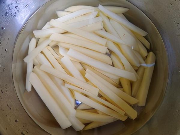 炸薯条的家常做法只需要五分钟，炸薯条的家常做法