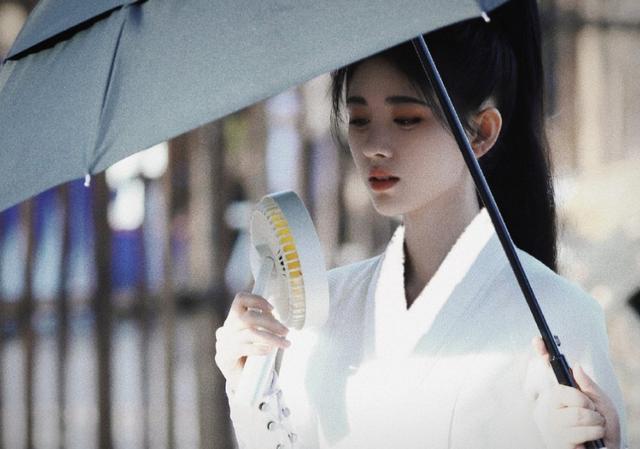 鞠婧祎花戎最新路透，鞠婧祎路透照：高鼻子大粗眉