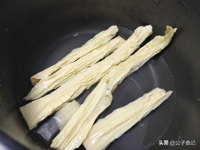 泡腐竹时用这招3分钟就能泡发，炒腐竹我从不用清水泡