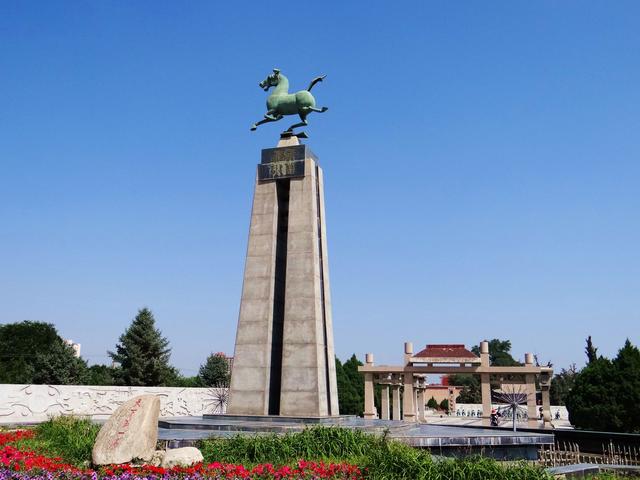 武威雷台汉墓穹窿顶，马踏飞燕横空出世