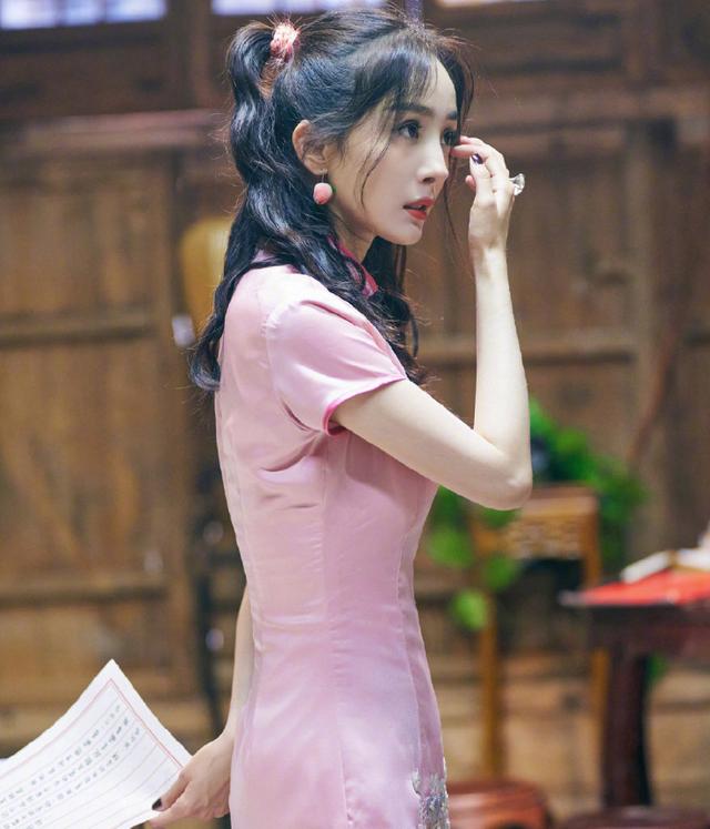 张雨绮和杨幂同穿红裙差距真大，杨幂张雨绮旗袍对打