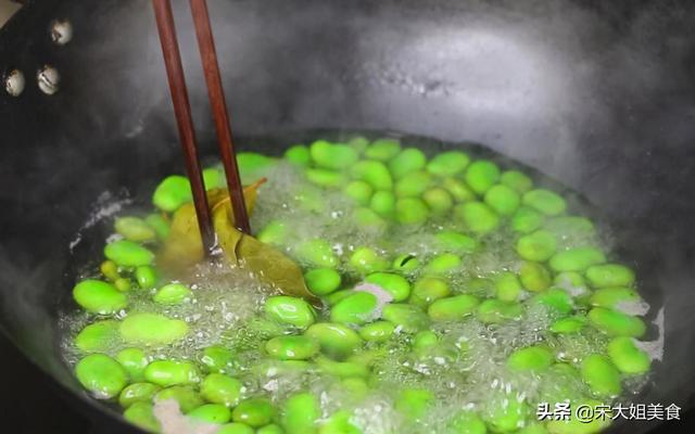蚕豆怎样炒才最好吃，饭店大厨教我一招