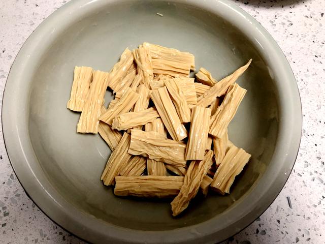 腐竹的泡发方法，泡腐竹的正确方法图解（腐竹切记别用清水泡）