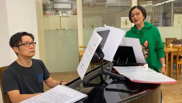 74岁汪明荃素颜沧桑，73岁汪明荃仍为生计奔波