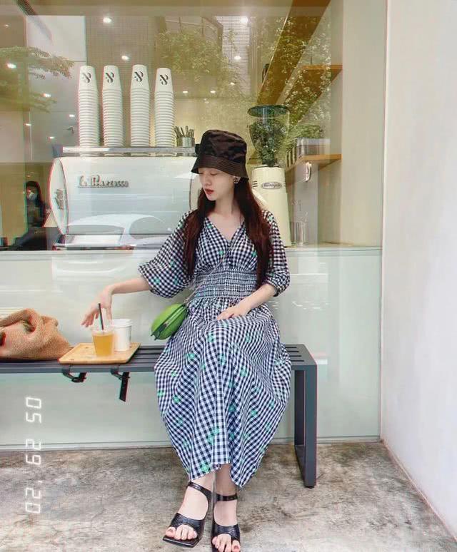 「豪門嬌妻」曾之喬越來越會穿！藍色格紋裙搭漁夫帽，時髦又減齡 娛樂八卦吃瓜 第1张