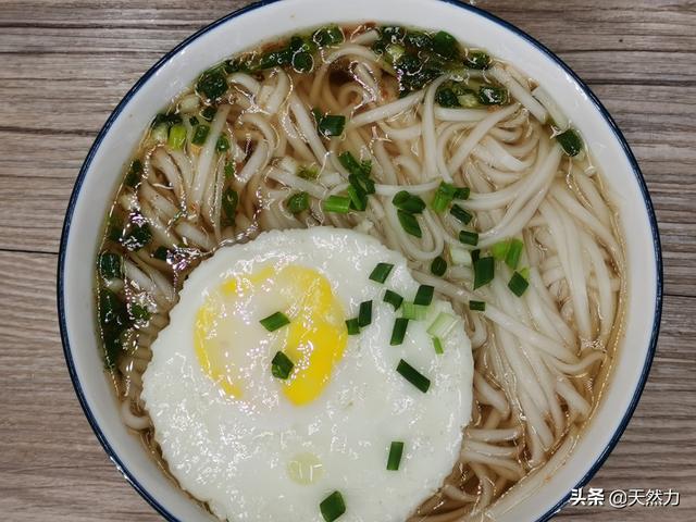 面条怎么煮好吃又简单，简单的煮面条怎么做好吃（春天给家人做面条）