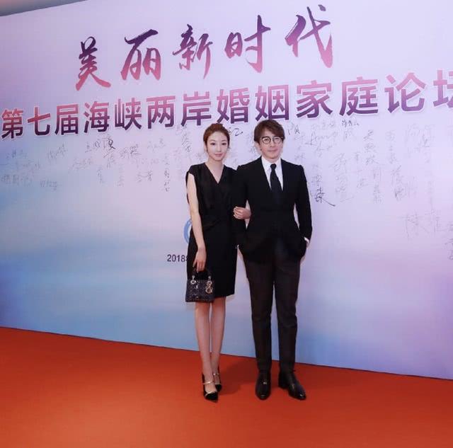 魔術師劉謙曬一家三口合影，慶祝結婚周年，小10歲嬌妻顏值真高 娛樂八卦吃瓜 第4张