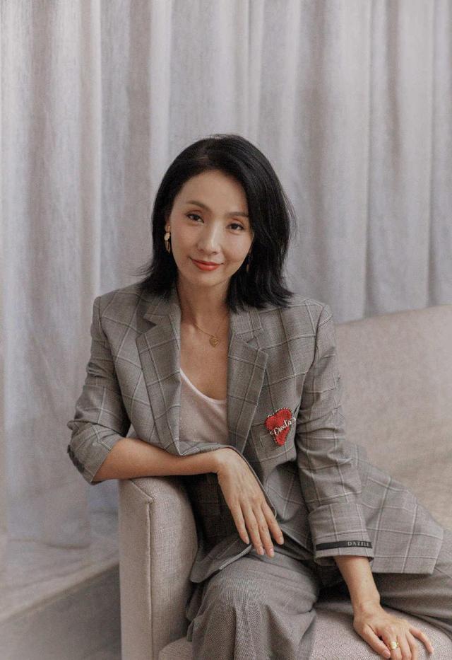 脸小的女生适合什么样的发型，好看显脸小适合所有脸型的发型