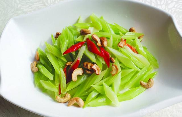 芹菜炒多久能熟，没有过水的芹菜一般炒几分钟熟（千万不要直接下锅炒）