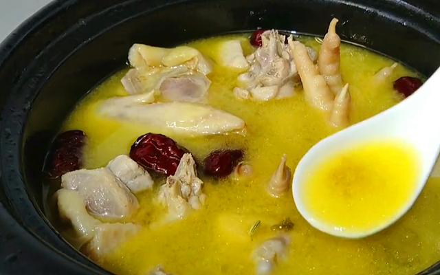 清炖鸡汤放什么材料，清炖鸡汤里面都要放什么（炖鸡汤要牢记“3放3不放”）