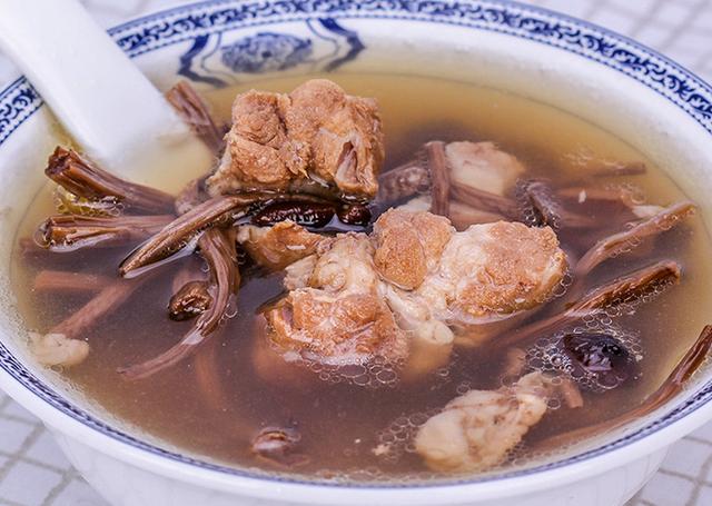 茶树菇可以炖排骨汤，这样做不要太鲜哦