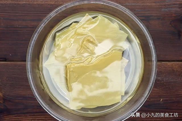 辣条的制作过程，怎么在家里自己制作可以吃的辣条（想吃辣条不用买）