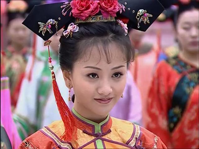 38岁杨蓉终于高调一回，穿红T配红纱裙娇艳妩媚