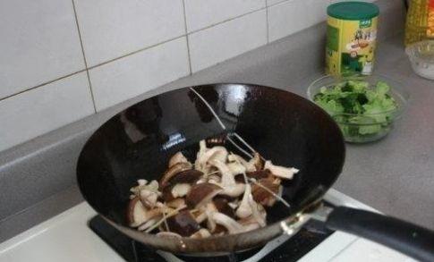 炒香菇需要焯水吗，香菇炒之前需要焯水吗（香菇鲜香又入味）