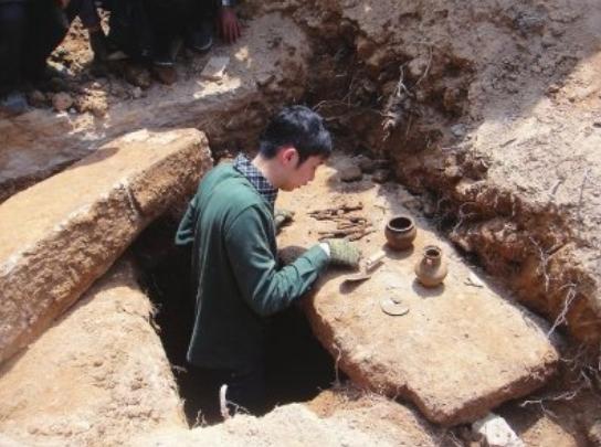 陶瓮，老农挖出一普通陶罐