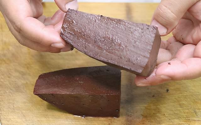 猪血怎么煮才嫩一点，教你用鲜猪血来煮猪血