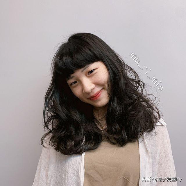 女生纹理烫发型，好看的烫头发型中长发