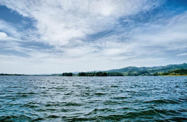 简阳三岔湖附近的景点有哪些，四川一小众景区走红