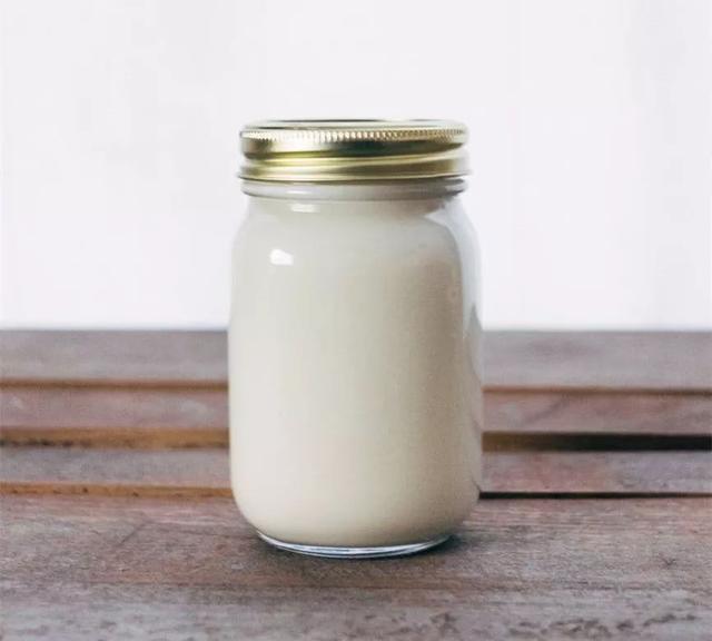 老酸奶和普通酸奶哪个营养价值高，老酸奶更营养更安全