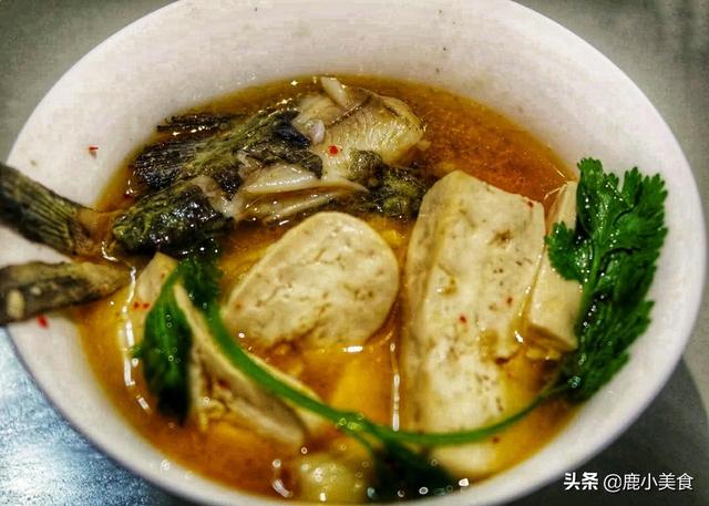 豆腐煮黄骨鱼家常做法，10块买4条黄骨鱼搭配豆腐焖