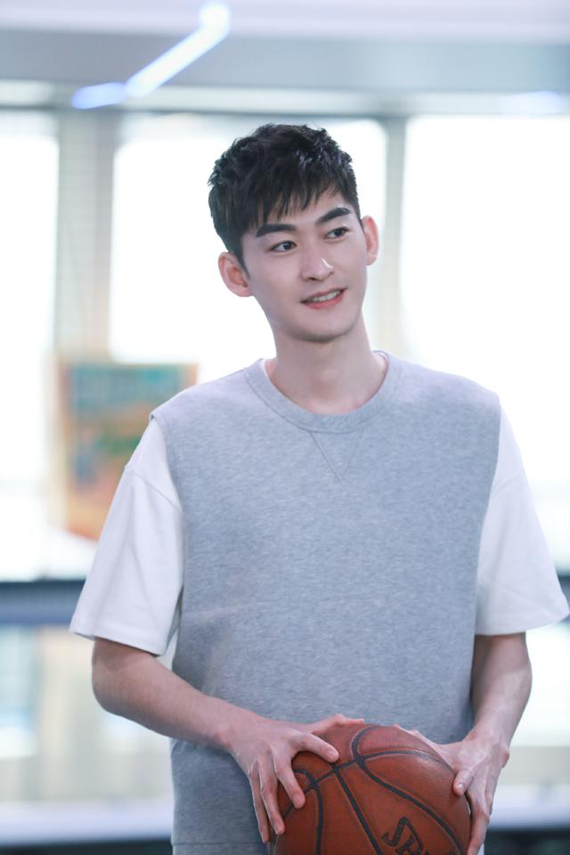 圆脸男生发型设计，发型2018流行男士圆脸发型（建议剪这3款发型）