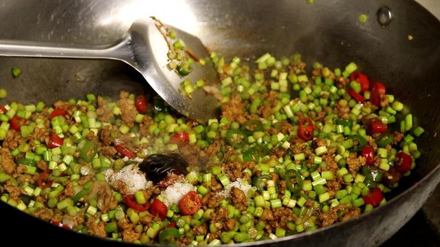 炒蒜苔用焯水吗，炒蒜苔时要不要先焯水（炒蒜苔最忌焯水和直接炒）